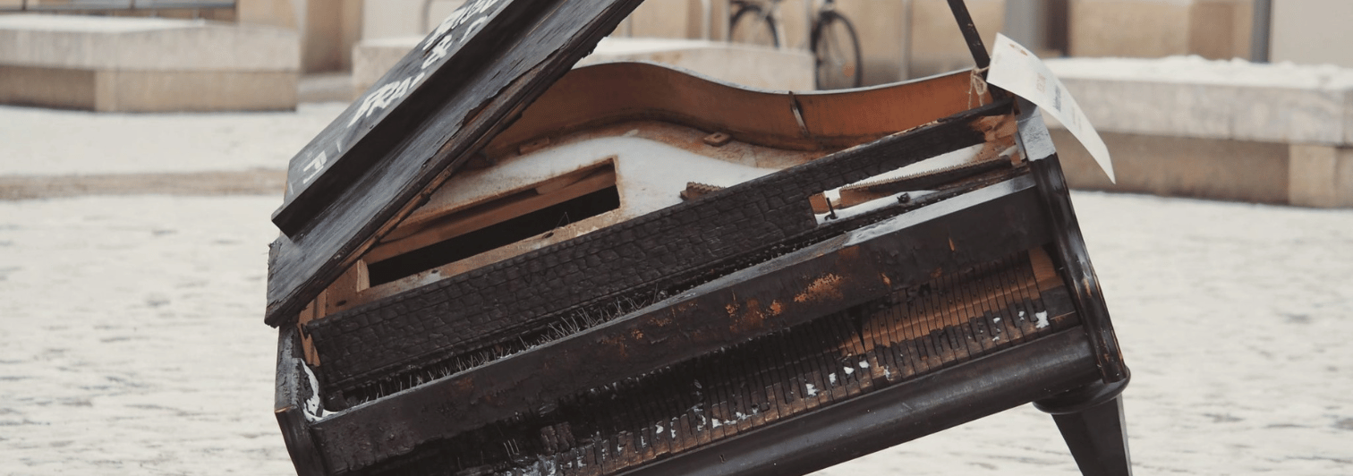 Un pianoforte distrutto
